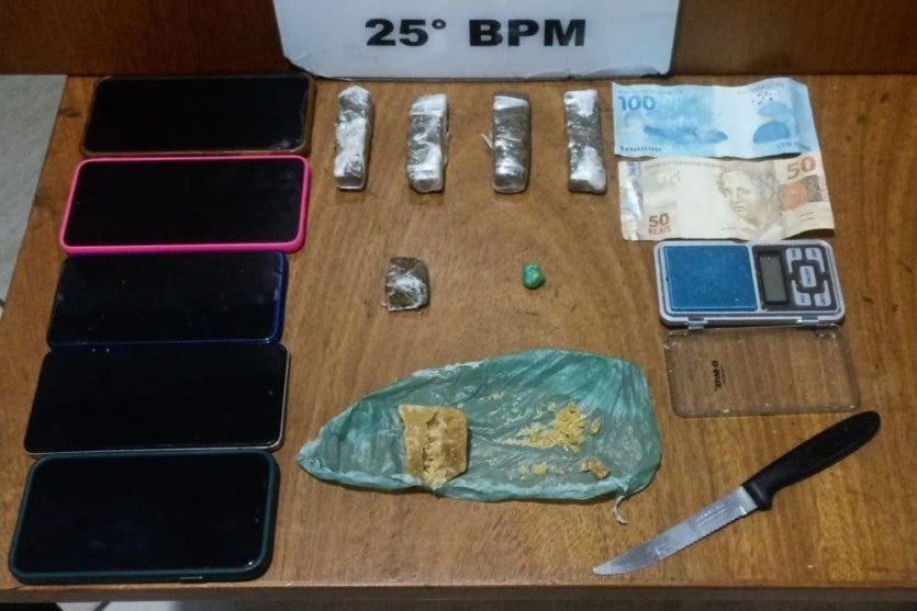 PM prende seis em Umuarama por suspeita de tráfico de drogas. Na foto, os materiais apreendidos.