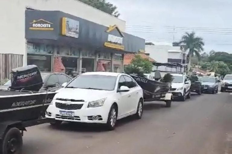 Homenagem a advogado morto no rio Paraná recebe homenagem com carreata durante velório. Na foto, um dos momentos da homenagem.
