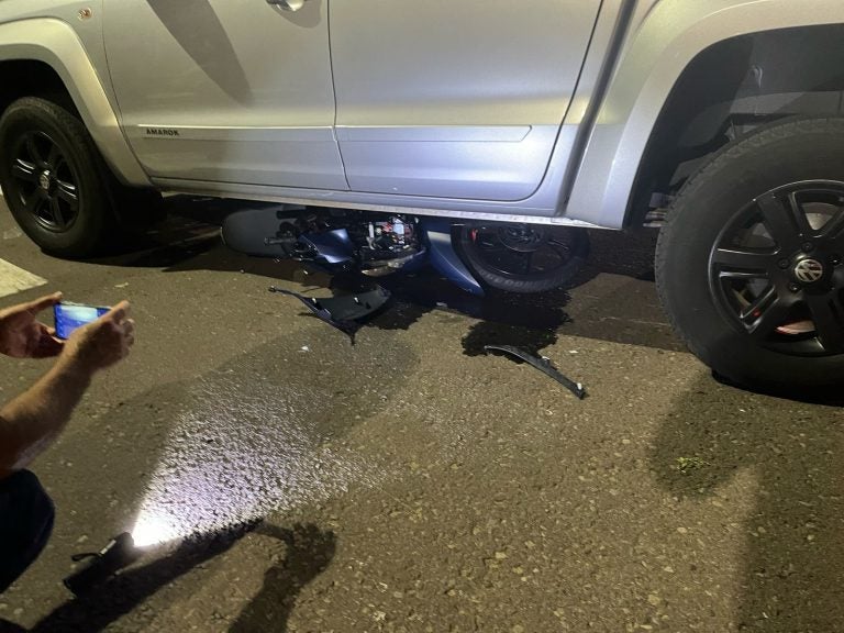 Colisão entre Biz e Amarok deixa jovem ferida em Umuarama..