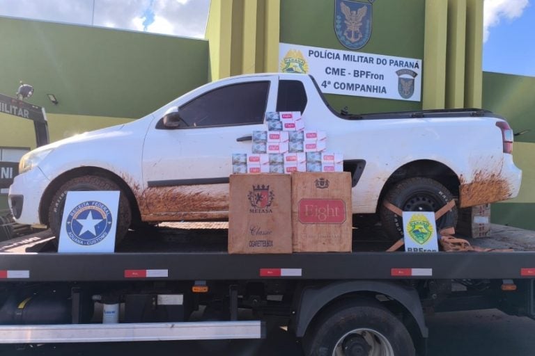 Picape com R$ 65 mil em cigarros é apreendida pelo BPFron de Umuarama. Na foto, o veículo em um guincho da PM.