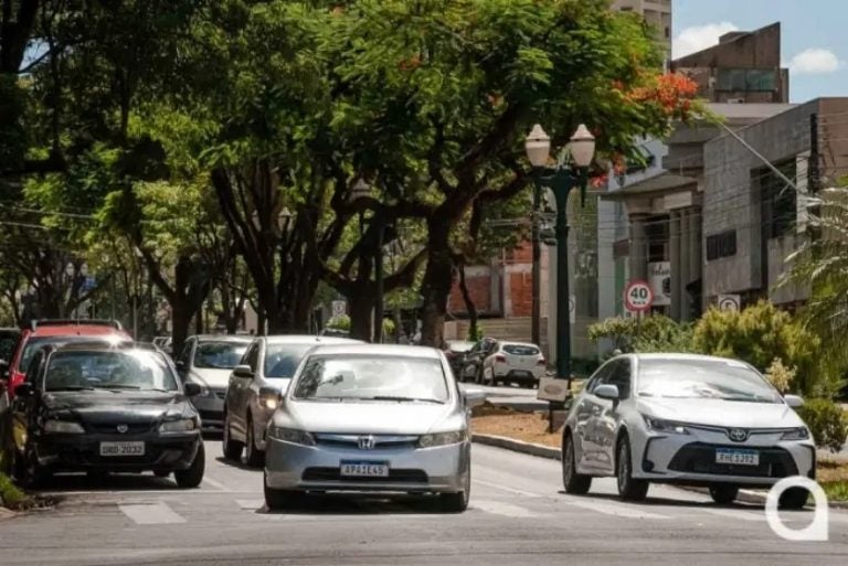 Segunda parcela do IPVA de veículos 3 e 4 vence hoje no Paraná. Na foto, uma imagem do trânsito.