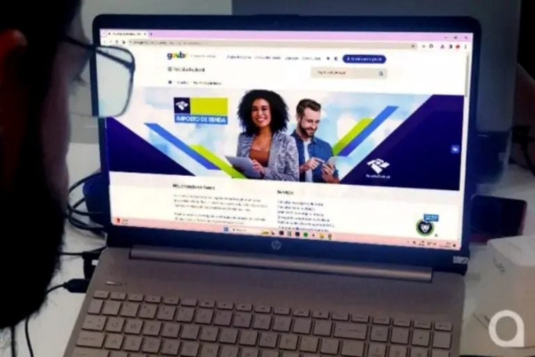 Fica Leão, campanha promovida pela Prefeitura de Umuarama. Na foto, um homem olhando a tela de um notebook.