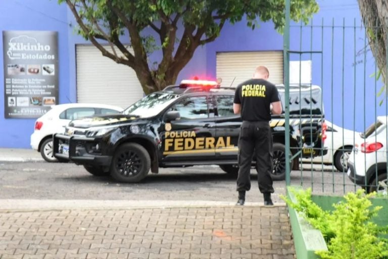 Adolescente indígena é assassinada em Guaíra. Na foto, um agente e uma viatura da Polícia Federal.