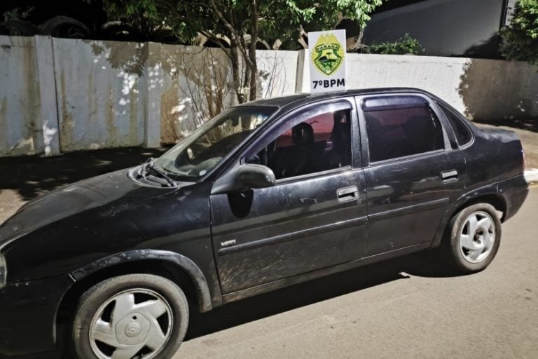 PM recupera carro furtado e prende motorista embriagado na PR-323. Na foto, o veículo.