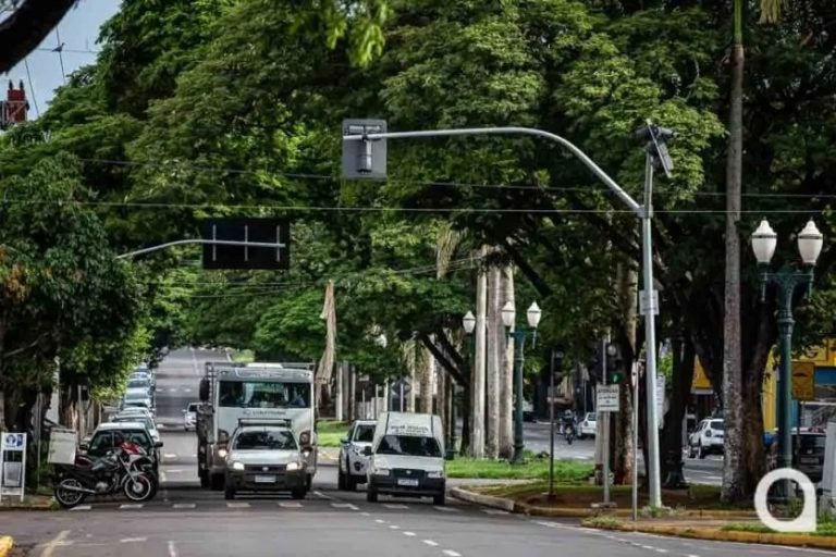 Pagamento de IPVA de veículos com placa final 5 e 6 encerra hoje. Na foto, uma imagem do trânsito.