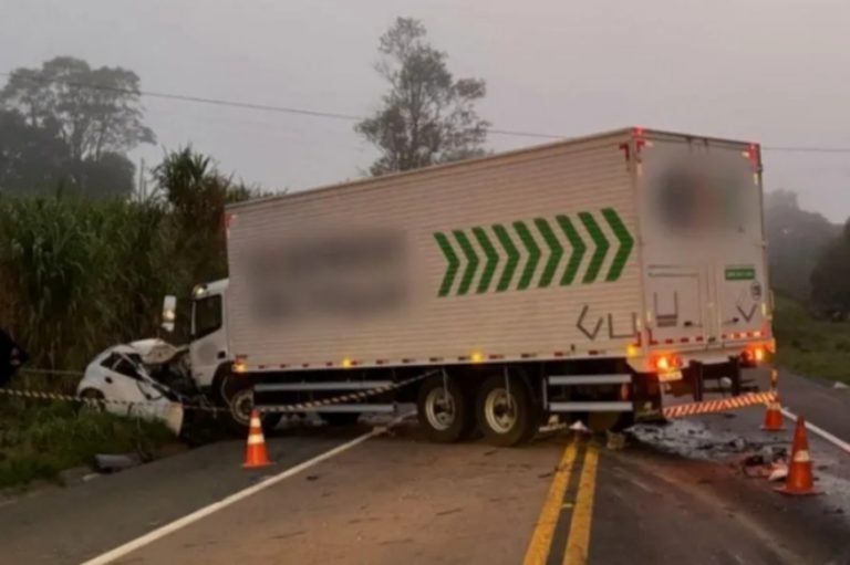 Colisão frontal na BR-476 resulta em duas mortes nesta segunda-feira.