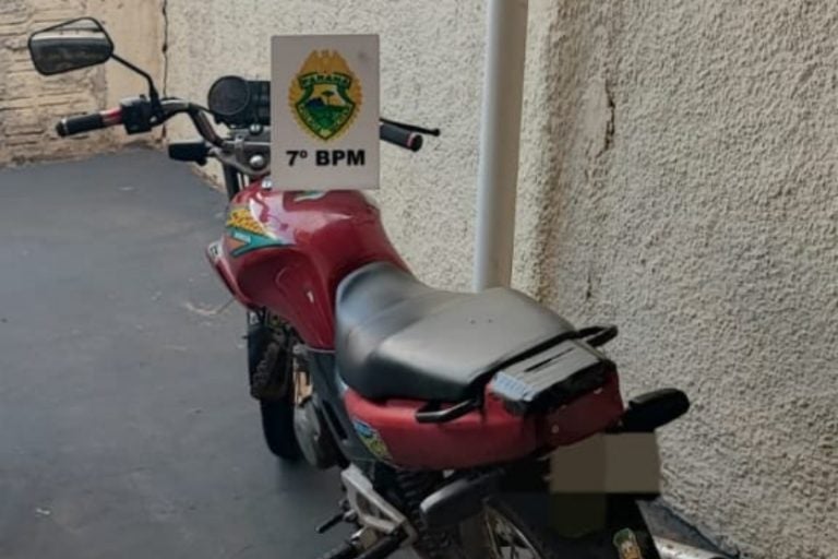 Moto com débitos desde 2011 é apreendida em Cidade Gaúcha. Na foto, o veículo no pátio do 7º BPM.
