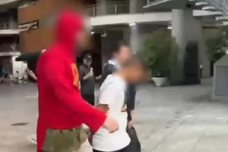 Policiais fantasiados de Chapolin prendem ladrões no carnaval.