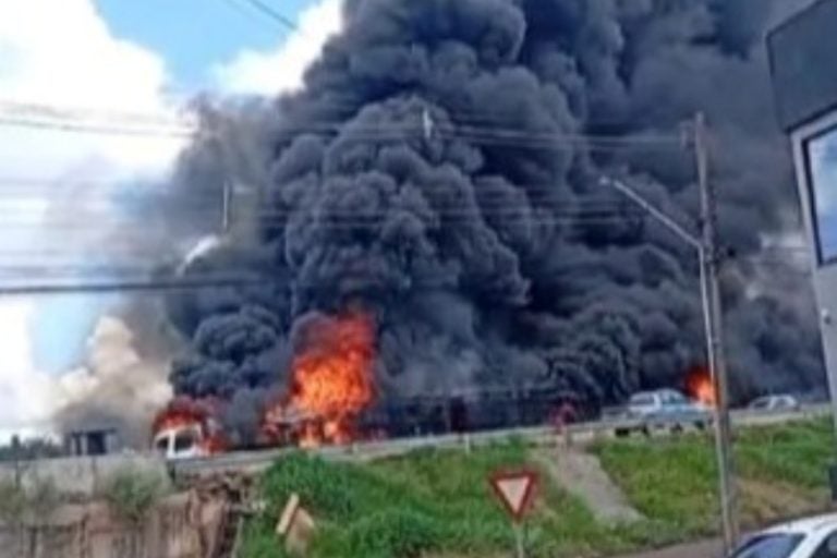 Colisão de caminhões causa incêndio em Maringá.