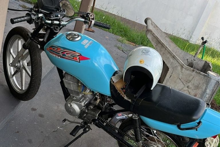 Moto furtada em Maria Helena é recuperada pela PM. Na foto, o veículo.