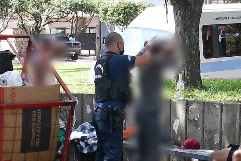 GM prende acusado de homicídio após abordagem na praça Alto São Francisco, em Umuarama.