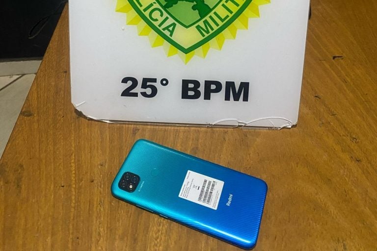 Celular furtado em Umuarama é recuperado pela PM. Na foto, o aparelho recuperado na mesa da PM.