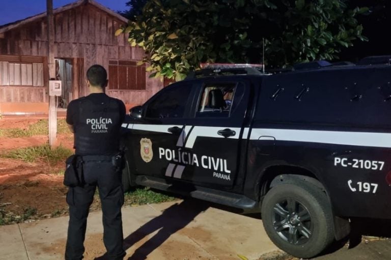Operação Dupla Face: PCPR cumpre mandados em Pérola. Na foto, um policial ao lado de uma viatura da PCPR.
