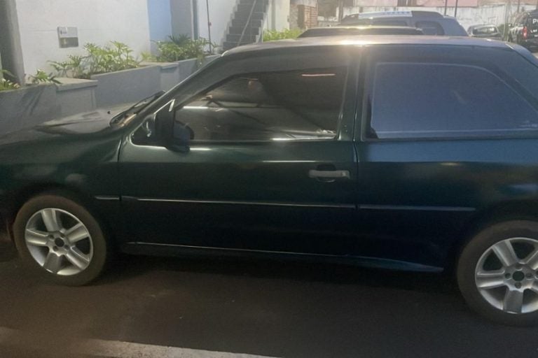 Carro furtado em Umuarama é encontrado abandonado. Na foto, o veículo recuperado.