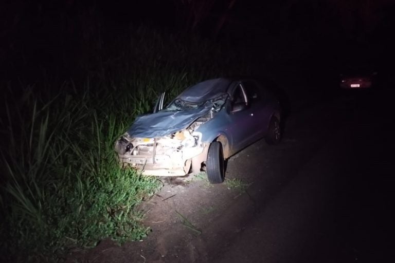 Atropelamento de vaca na PR-482 deixa casal ferido. Na foto, o veículo das vítimas.