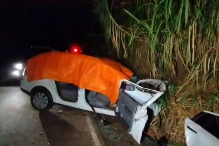 Grave acidente na PR-562. Na foto, o veículo ocupado com as vítimas, às margens da rodovia.