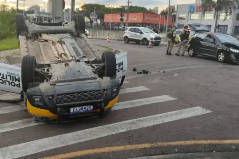 Os policiais levavam um suspeito de estupro quando o acidente aconteceu.