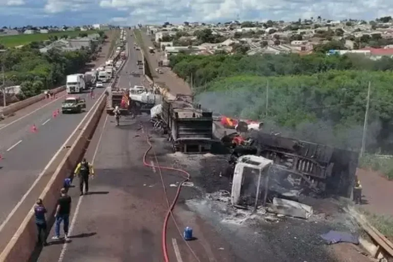 Acidente na BR-376: acidente ocorreu próximo ao Conjunto Ney Braga. No trecho, uma obra interditava a faixa da direita.