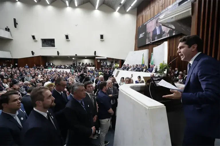 O novo presidente também mencionou sua trajetória na política, que começou em 2000, quando foi o vereador mais jovem eleito em Curitiba.