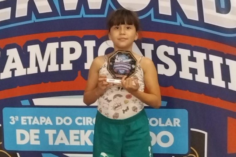 Atleta surda: Ayla dos Santos de Almeida, de 9 anos, treina no projeto "Taekwondo da Cidadania" e também na Assumu, onde estuda.