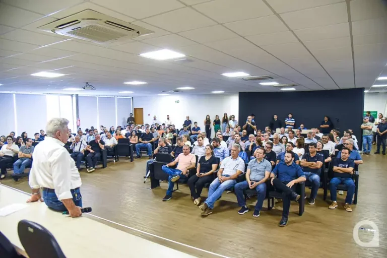 Pessoas debatendo o aumento de terrenos