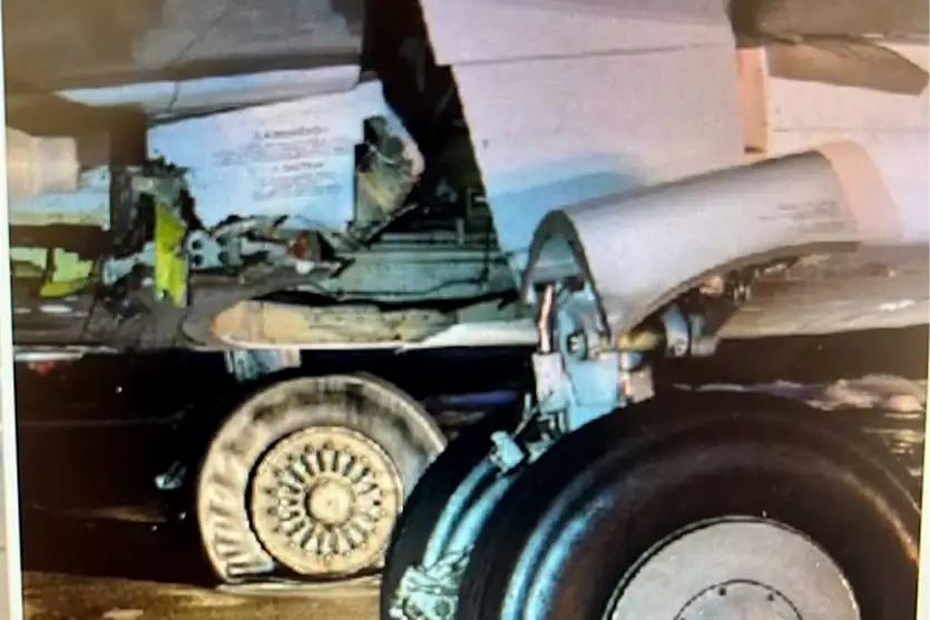 Parte do carro de manutenção presa na fuselagem do avião da Gol.