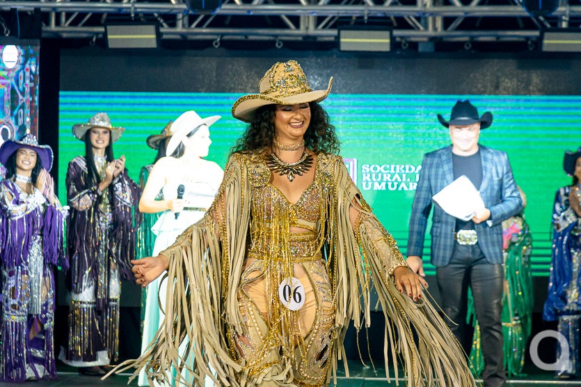 Segunda princesa da Expo Umuarama recebendo o título