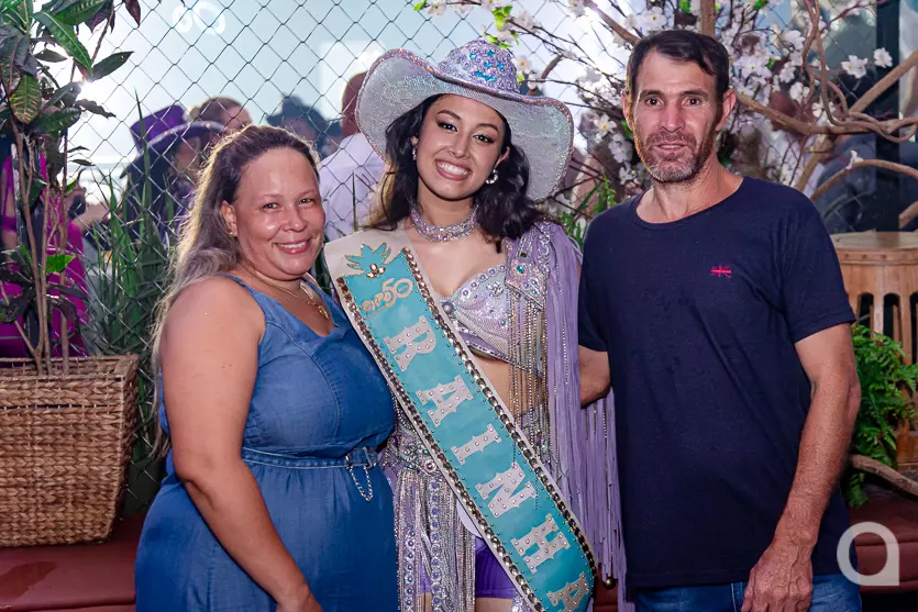 Gabriela Digigov, 19, rainha da Expo Umuarama com os pais