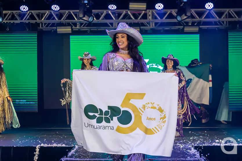 Rainha da Expo Umuarama com a bandeira do jubileu de ouro