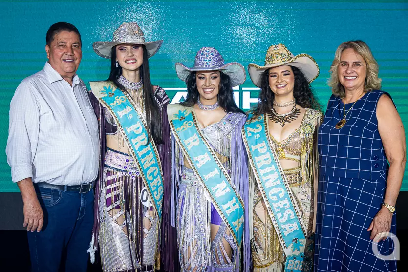 Milton Gaiari, presidente da SRU, e as eleitas no concurso de Rainha da Expo Umuarama