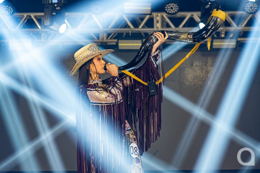 Princesa da Expo Umuarama tocando berrante no curso