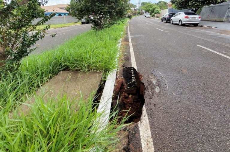 Buraco Que Se Formou Na Avenida Rotary Umuarama (1)