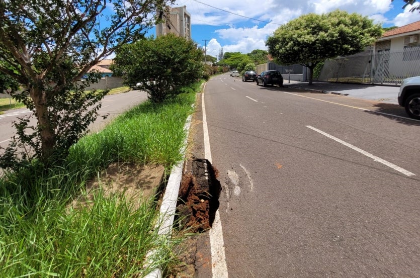 Buraco Que Se Formou Na Avenida Rotary Umuarama (4)