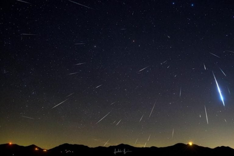 Alinhamento planetário e chuva de meteoros em fevereiro. Na foto, uma imagem ilustrativa do céu com chuva de meteoros.