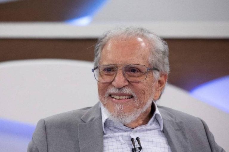 Carlos Alberto de Nóbrega é internado em São Paulo.