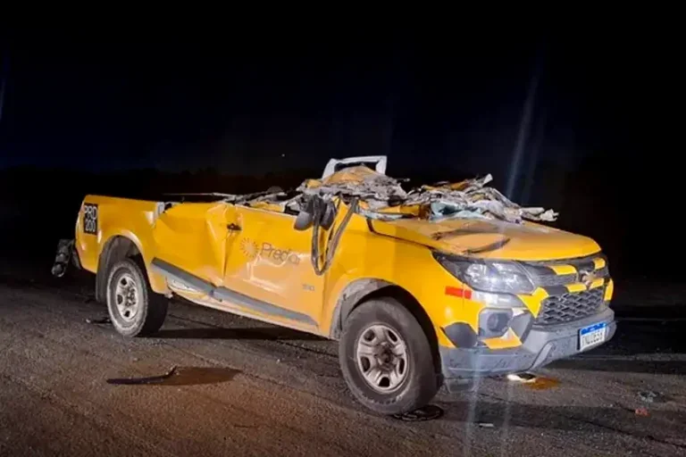 Carro amarelo sem o teto completamente destruído após colisão com avião da Gol