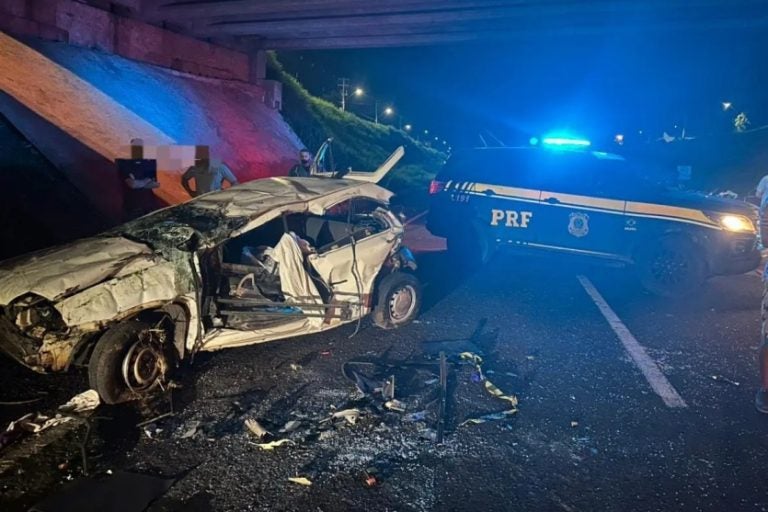 Casal morre: Com o impacto, o Corsa saiu da pista, bateu contra a estrutura de um viaduto e capotou.