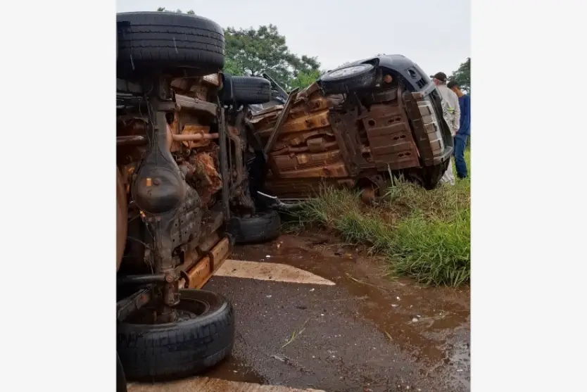 Colisão Pr 323 Entre Hilux E Fiesta (3)