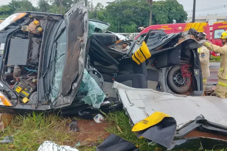 Colisão Pr 323 Entre Hilux E Fiesta (4)