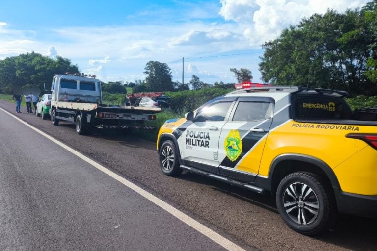 Colisão traseira na PR-323: O motorista do Logan não conseguiu evitar a colisão, atingindo a traseira do Fiat.