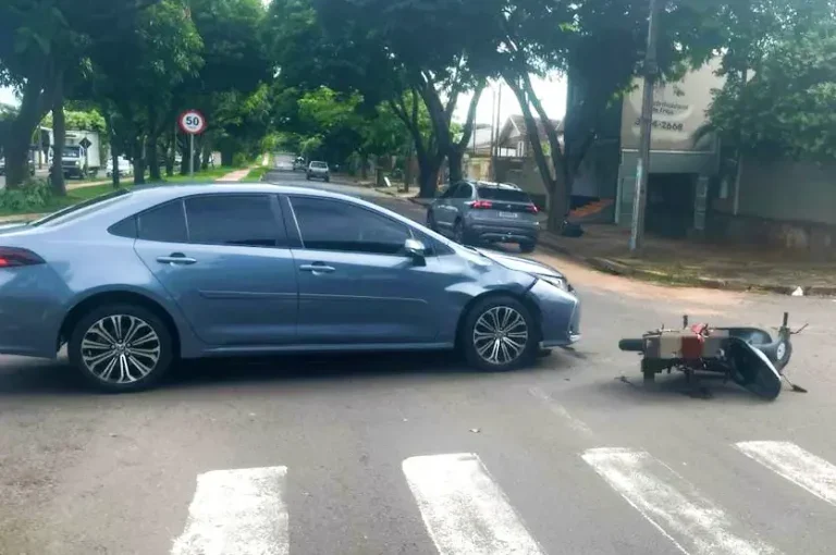 Cruzamento Da Colisão Entre Biz E Corolla