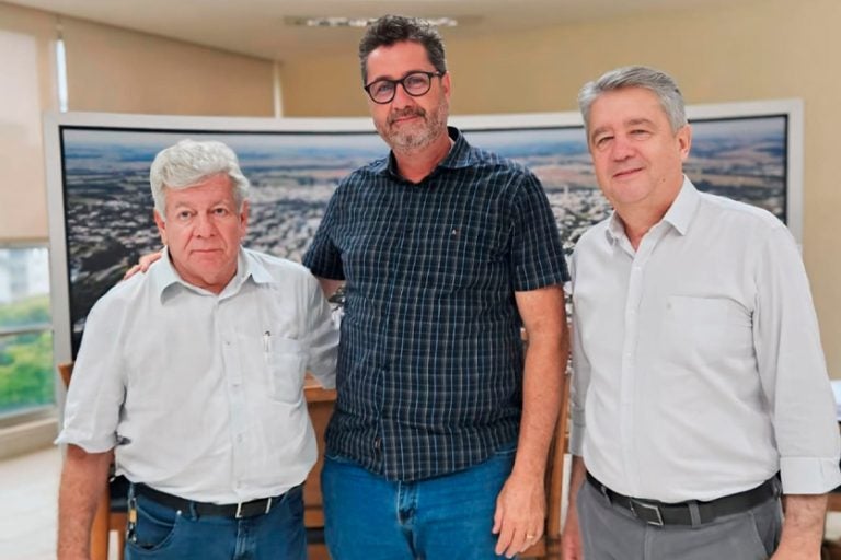 Prefeitura de Umuarama e Sicoob Arenito. Na foto, representantes do Sicoob ao lado do prefeito de Umuarama.