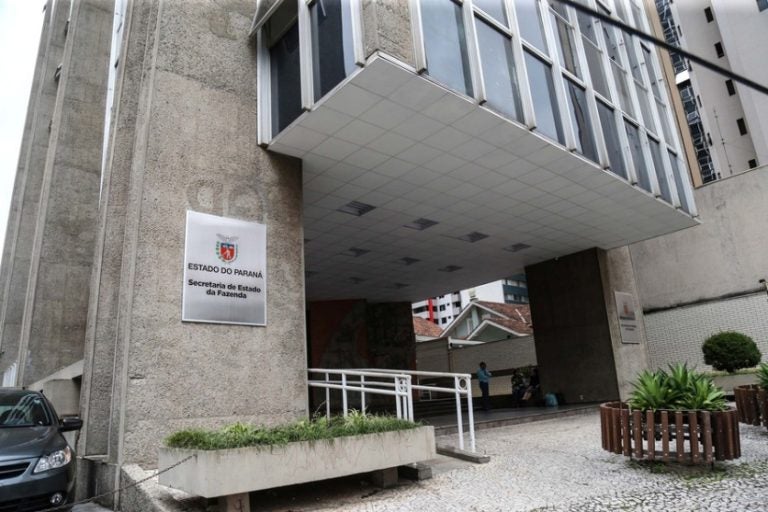 Concurso para auditor da Receita Estadual. Na foto, a entrada da Receita Estadual do Paraná.
