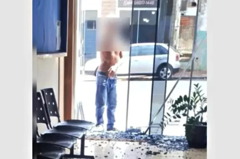 Homem Embriagado Quebrou Porta Da Prefeitura