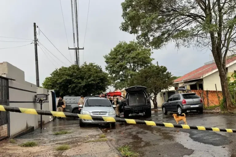 A área foi isolada em um raio de aproximadamente um quarteirão para garantir a segurança da população e facilitar a ação policial.