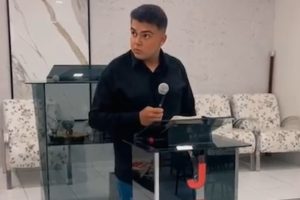 Identificado jovem vítima de acidente: Mateus Paiva, de 22 anos, conduzia uma moto quando colidiu com um poste.