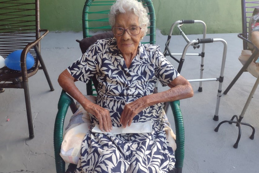 Idosa comemora 104 anos: A rotina da centenária é tranquila. Ela acorda por volta das 8h30, toma café e caminha pela casa.
