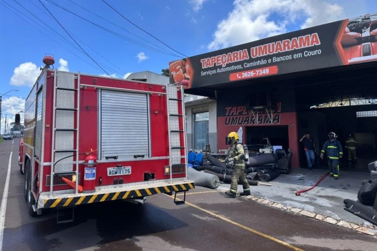 Assim que a primeira chamada foi recebida, a equipe de plantão foi acionada e deslocou-se para o local com quatro viaturas, incluindo dois caminhões, e sete bombeiros.