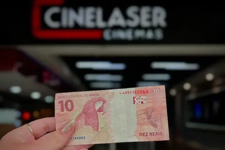 Foto da mão de uma mulher segurando uma nota de de 10 reais para comprar ingresso na semana do cinema no shopping palladium umuarama
