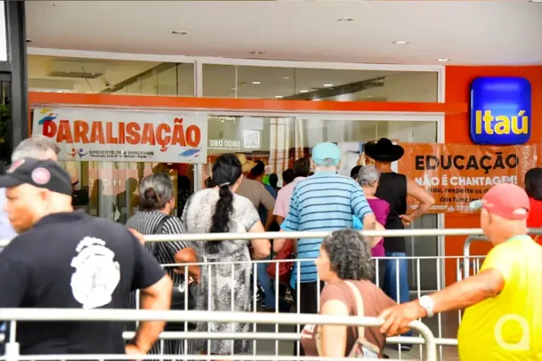 Os funcionários protestam contra o fim da Bolsa Educação, um subsídio de até R$ 500 mensais oferecido pelo banco para pagamento de mensalidades em faculdades privadas.